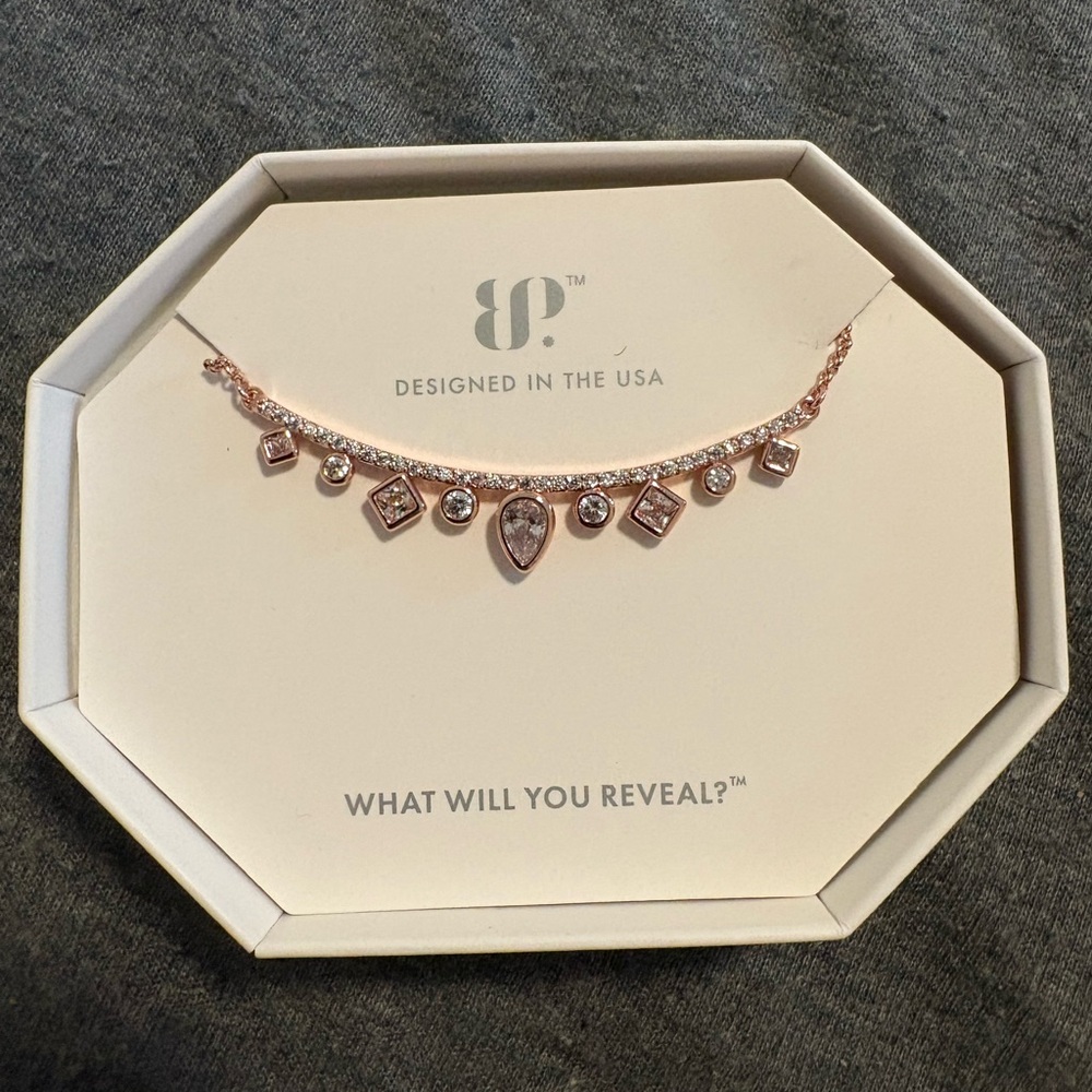 Radiant Gold Pendant Necklace with Intricate Detailing
